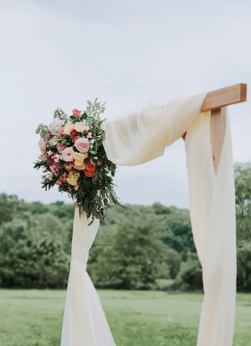 Arche pour la cérémonie de mariage décorée avec des fleurs