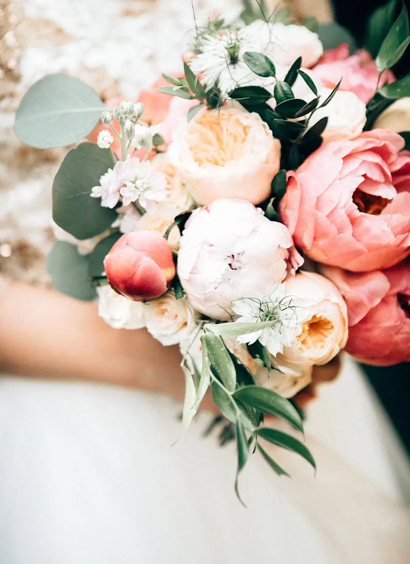 Bouquet de mariée avec pivoines et eucalyptus