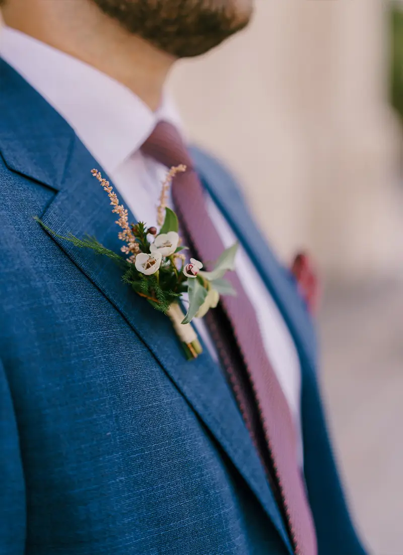 Marié avec sa boutonnière en fleur