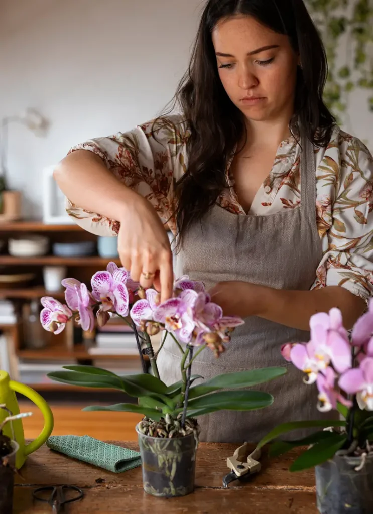Bloemist stelt boeket samen bij Monsieur Fleur