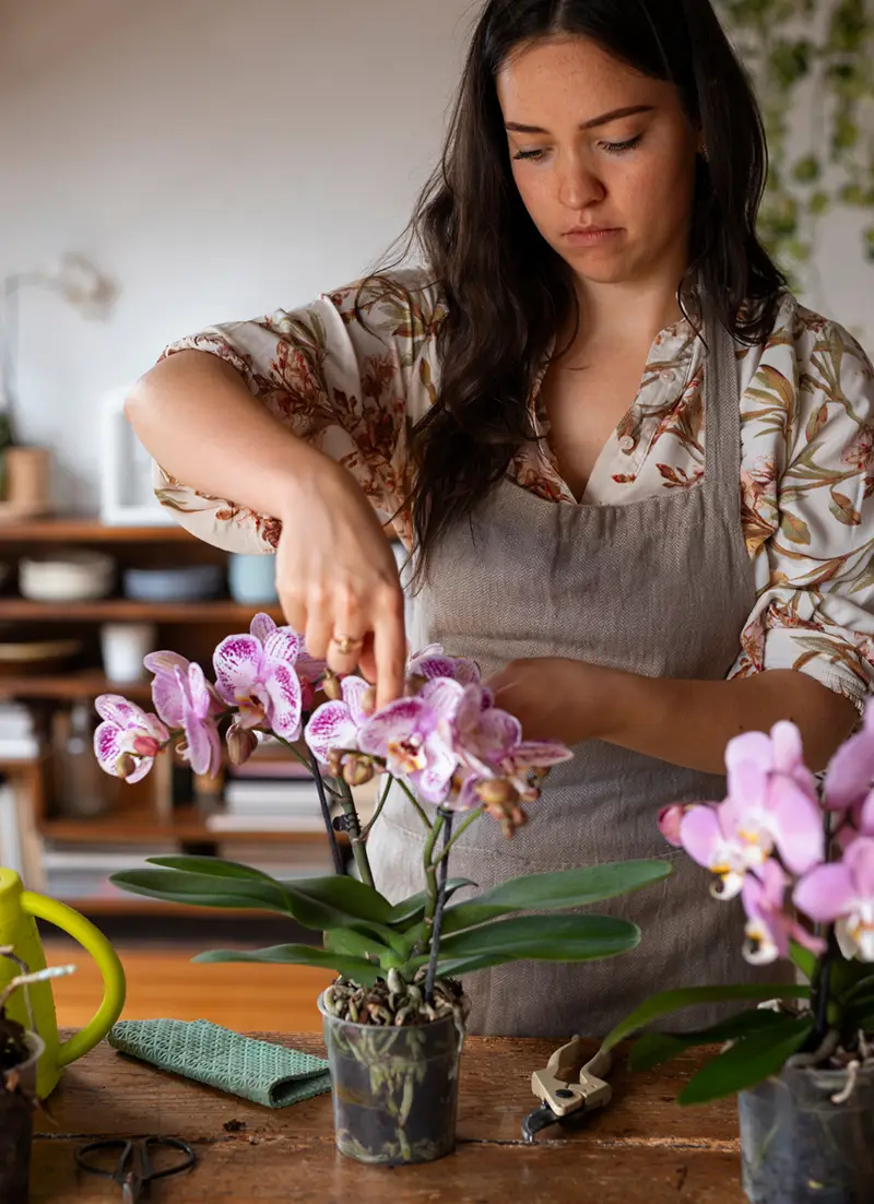 Bloemist stelt boeket samen bij Monsieur Fleur