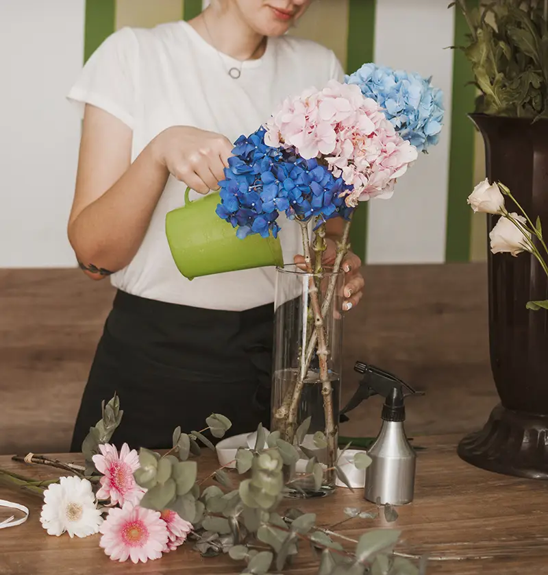 Bloemist stelt boeket samen bij Monsieur Fleur