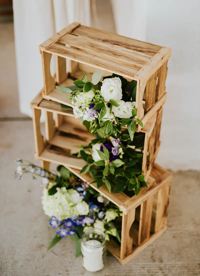 Décoration florale de mariage avec des caisses en bois