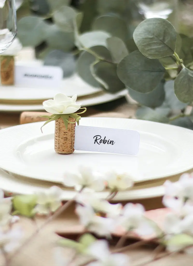 Table de mariage décorée avec des fleurs