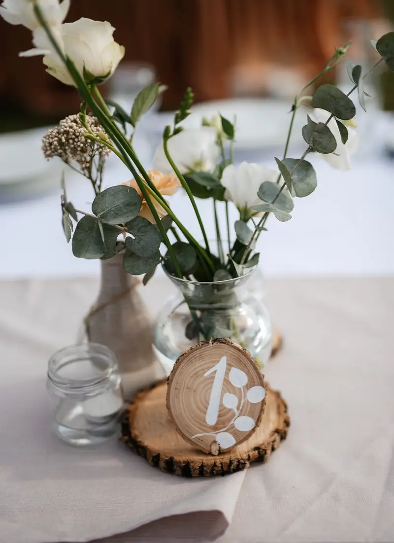 Numéro de placement à table décoré avec des fleurs