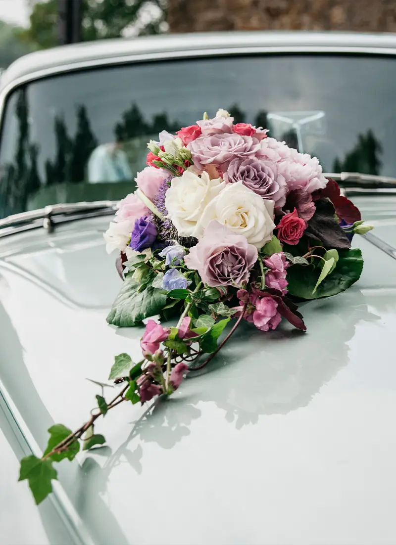 Voiture décorée avec des fleurs pour un mariage