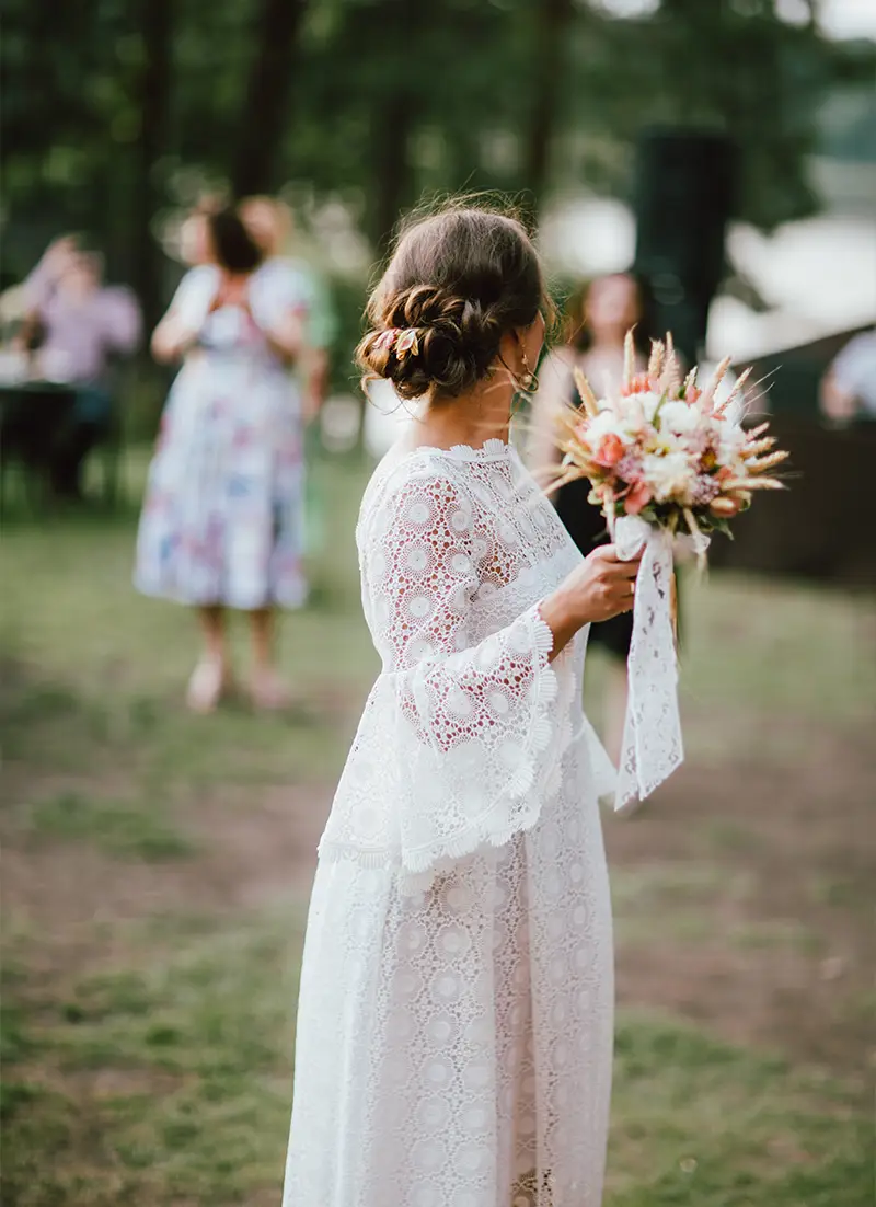 Mariée qui lance son bouquet de fleurs