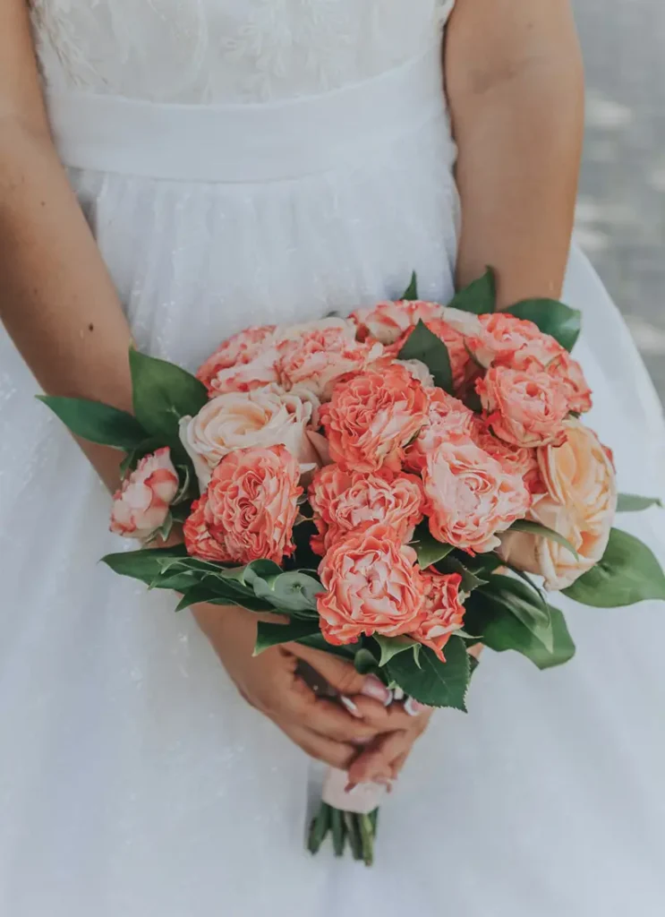 Mariée tenant son bouquet de mariage