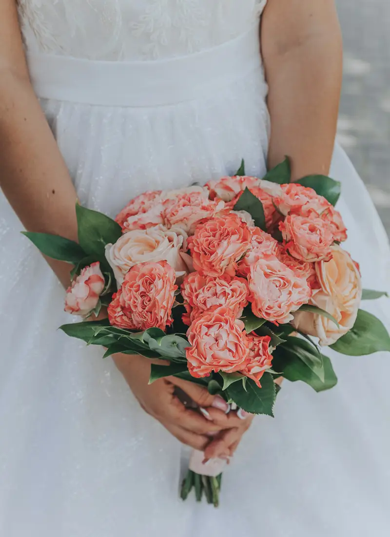 Mariée tenant son bouquet de mariage