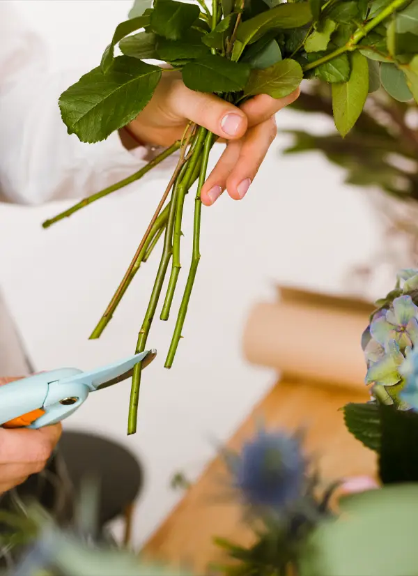 Bloemist stelt boeket samen bij Monsieur Fleur